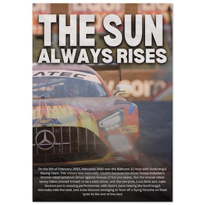 Pode incluir: Um close-up de um carro de corrida laranja e amarelo brilhante com as palavras "THE SUN ALWAYS RISES" em branco acima do carro. O carro é um Mercedes AMG e tem as palavras "ATEC" e "TIRELLI" no lado. O carro está em uma pista de corrida e o fundo está desfocado.