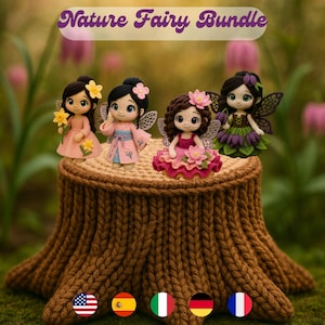 Könnte beinhalten: Eine Sammlung von vier handgefertigten Häkelfeenpuppen, jede mit einzigartigen Outfits und floralen Akzenten, präsentiert auf einem braunen Baumstumpf. Die Puppen haben detaillierte Merkmale und zarte Flügel. Der Text "Nature Fairy Bundle" befindet sich oben.