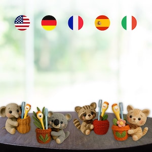 Op de afbeelding: Handgemaakte gehaakte dierenpenhouders, waaronder een olifant, een koala, een wasbeer en een kat. Elk dier houdt een pen vast en is gekoppeld aan een kleine, decoratieve pot. De achtergrond toont vlaggen van verschillende landen.