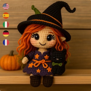 Puede incluir: Muñeca de bruja de Halloween tejida a crochet, con pelo naranja, sombrero negro y vestido morado con detalles de estrellas naranjas. La muñeca sostiene un gato negro con pajarita verde. Hay una calabaza pequeña en el fondo.
