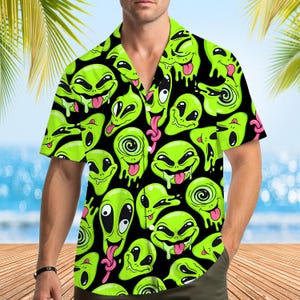 Neon Grün Alien Melting Faces Hawaiihemd, Psychedelisches Alien Button Down Shirt, Lustiges Alien Tongue Sommer Shirt