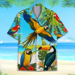 Puede incluir: Una camisa hawaiana azul y blanca con un estampado tropical con loros, tucanes, palmeras y flores.