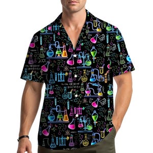 Op de afbeelding: Zwart overhemd met korte mouwen en een patroon van kleurrijk laboratoriumglaswerk en chemische formules. Het shirt heeft een klassieke kraag en een relaxte pasvorm, perfect voor wetenschapsliefhebbers.