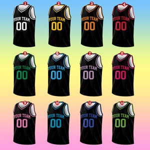Op de afbeelding: Twaalf zwarte basketbaltruitjes met verschillende gekleurde nummers en tekst. De tekst op elk truitje is "Your Team" en de nummers lopen van 00 tot 12.