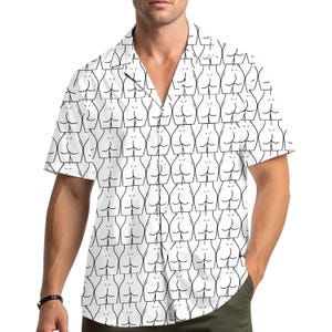 Peut inclure: Une chemise à manches courtes boutonnée avec un motif répétitif en ligne noire représentant des fesses humaines sur un fond blanc. La chemise présente un col classique, une patte de boutonnage avant et un ourlet droit.