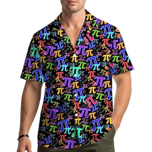 Può includere: Una camicia a maniche corte con bottoni, con sfondo nero e un motivo ripetuto di simboli pi colorati ed elementi matematici. I simboli pi sono in vari colori, tra cui rosso, blu, verde e giallo.