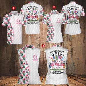 Op de afbeelding: Witte golfshirts met een textuurpatroon en accenten van flamingo's en tropische bladeren. De shirts hebben de tekst "WE'RE MORE THAN JUST GOLF FRIENDS" en "WE'RE LIKE A REALLY SMALL GANG".
