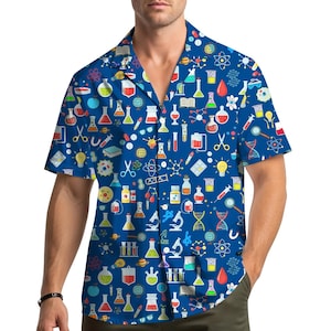 Op de afbeelding: Korte mouwen overhemd met een helderblauwe achtergrond en een patroon van kleurrijke wetenschappelijke illustraties. Het ontwerp omvat bekers, reageerbuizen, microscopen en moleculaire structuren. Het overhemd heeft een klassieke kraag en een relaxte pasvorm.