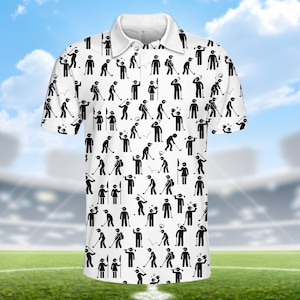 Può includere: Polo bianco con un motivo ripetuto di giocatori di golf stilizzati neri in varie pose. La camicia ha un colletto classico e un'abbottonatura. Sfondo verde ed un cielo blu.