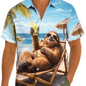 Peut inclure: Chemise à manches courtes avec une scène de plage tropicale représentant un paresseux portant des lunettes de soleil, se relaxant dans une chaise longue et tenant un cocktail. La chemise a un fond de ciel bleu et d'océan avec des palmiers et des parasols.