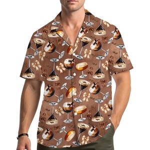 Peut inclure: Chemise marron à manches courtes avec un motif répété de verres à martini, de grains de café et de nœuds. Les verres à martini ont des accents marron et noir. La chemise est de style décontracté.