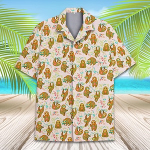 Könnte beinhalten: Kurzärmeliges Button-Down-Hemd mit einem sich wiederholenden Muster von Cartoon-Faultieren in verschiedenen Posen, durchsetzt mit kleinen floralen und Blatt-Akzenten. Das Hemd hat einen hellrosa Hintergrund und einen klassischen Kragen.