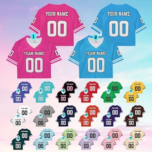 Pode incluir: Uma coleção de camisas de futebol americano personalizáveis em várias cores, incluindo rosa, azul, preto, vermelho, verde e amarelo. Cada camisa apresenta o número "00" e espaço para "YOUR NAME" ou "TEAM NAME".