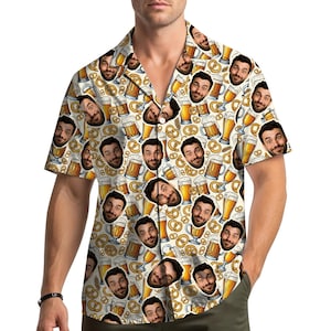 Op de afbeelding: Korte mouwen overhemd met een herhaald patroon van bierpullen, pretzels en een mannengezicht. Het overhemd is crèmekleurig met een casual pasvorm. Het bier-thema ontwerp is leuk en opvallend.