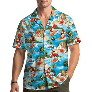 Puede incluir: Camisa de manga corta con una escena de playa tropical con Jesús surfeando. La camisa tiene un fondo azul con palmeras, flores de hibisco rojas y Jesús en una tabla de surf. La camisa está hecha de una tela ligera.