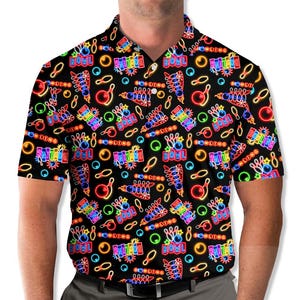 Puede incluir: Un polo negro de manga corta con un estampado integral estilo neón de bolos, bolas de boliche y la palabra BOWL en colores vibrantes. El diseño incluye contornos brillantes en rojo, azul, amarillo y verde sobre un fondo oscuro.