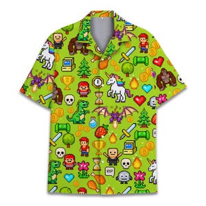 Op de afbeelding: Een groen gepixelde Hawaiiaanse overhemd met verschillende ontwerpen met een videospelthema, waaronder een draak, een eenhoorn, een kasteel en een zwaard.