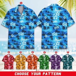 Op de afbeelding: Korte mouwen Hawaiiaanse shirts met een tropisch ontwerp. De shirts hebben een blauwe oceaanscène met palmbomen, witte bloemen en zeilboten. Extra shirts in rood, geel, oranje, groen, paars en teal worden ook getoond. De tekst "CHOOSE YOUR PATTERN" staat onderaan.