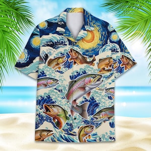 Puede incluir: Camisa de manga corta con un estampado colorido de peces y olas del océano sobre un cielo estrellado. El diseño incorpora varios peces, sobre un fondo de olas azules arremolinadas y una luna amarilla. Cuello clásico y abotonado.