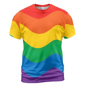 Puede incluir: Una camiseta de manga corta con un diseño de arcoíris. La camiseta presenta bandas horizontales de color rojo, naranja, amarillo, verde, azul y morado. El colorido patrón cubre toda la parte delantera y trasera de la camiseta, creando un look llamativo.