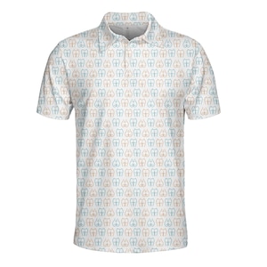 Op de afbeelding: Witte poloshirt met een herhalend patroon van gestileerde bruine en blauwe bilcontouren. Het shirt heeft korte mouwen en een kraag.