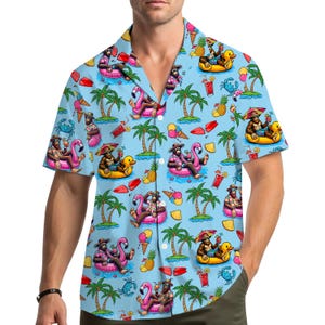 Puede incluir: Camisa azul claro con botones y estampado tropical. El diseño presenta monos de dibujos animados relajándose en flamencos y patos inflables, palmeras, helados y cócteles. La camisa tiene un corte holgado y mangas cortas.