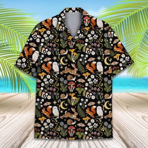 May include: Black short-sleeved shirt with a forest-themed print. The design includes squirrels, owls, rabbits, mushrooms, flowers, and crescent moons. The shirt has a classic collar, suitable for a relaxed style.
