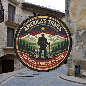 Puede incluir: Parche circular con el texto "AMERICA'S TRAILS" y "250 YEARS OF FREEDOM TO ROAM". El parche presenta una silueta de excursionista, montañas, árboles y una estrella. La combinación de colores incluye azul marino, rojo, verde y dorado.