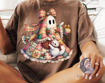 Könnte beinhalten: Braunes T-Shirt mit einem skurrilen Geisterdesign, das ein Outfit im Patchwork-Stil, eine karierte Schleife und eine weiße Katze trägt. Der Geist hält eine dekorative Verzierung. Die Wörter "Pngs" und "Instant Download" stehen unten.