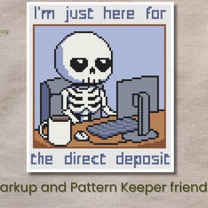Op de afbeelding: Een pixel art kruissteekpatroon met een skelet dat aan een computer zit met een kopje koffie. De tekst luidt "Ik ben hier alleen voor de directe storting".