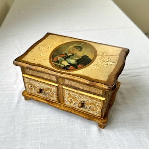 Joyero musical vintage de estilo florentino con la obra "La carta" de Jean-Honoré Fragonard