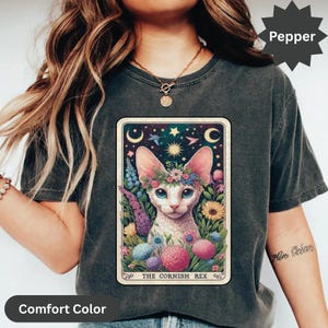 Maglietta in cotone con carta dei tarocchi del gatto Cornish Rex mistico, maglietta regalo per gli amanti dei gatti, maglietta con corona di fiori per gatti, abbigliamento artistico con gatto celeste