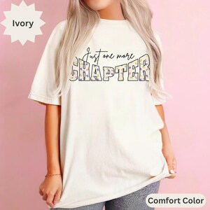 Camiseta com estampa floral, camiseta com letras florais fofas, camiseta divertida com estampa gráfica, blusa colorida para comemoração, design inovador para festas