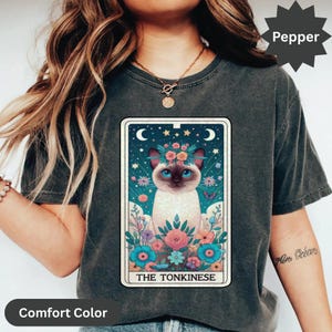 Camiseta de carta de tarô de gato fofo, presente para amantes de gatos Tonkinese, arte de gato Starry Night, camiseta com design de tarô vintage, camiseta de gato com buquê de flores