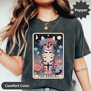 Maglietta con carta dei tarocchi del gatto del Bengala, maglietta con corona di fiori per gli amanti dei gatti, adorabile maglietta grafica ispirata ai felini, design della notte stellata, idea regalo