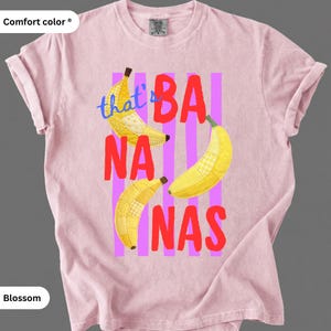 T-shirts met neppatchwork bananen: grappig citaat van That's Bananas, gestreept fruitontwerp op achtergrond