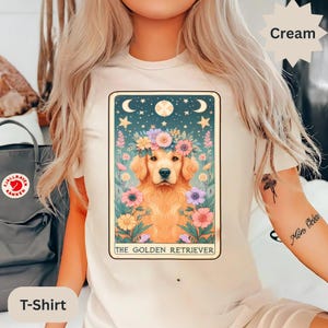 かわいいゴールデンレトリバーのタロットカードデザイン、犬好きへのギフトシャツ、神秘的な犬のアートTシャツ、花柄の犬のイラスト、ユニークなタロットシャツ