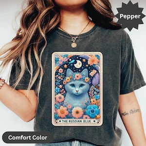 Camiseta de tarô com gato azul russo caprichoso, camiseta com arte felina fofa, design de gatinho místico, camiseta com coroa de flores para gato, arte com gato estrelado à noite