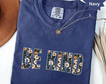 Be Kind Floral T-Shirt, positive Nachricht, Komfortfarben