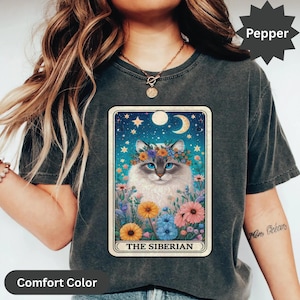 Camiseta con la carta del tarot del gato místico, camiseta con el gato siberiano, camiseta con gráfico del gato celestial, camiseta con un lindo gato con corona floral, gato de la noche estrellada