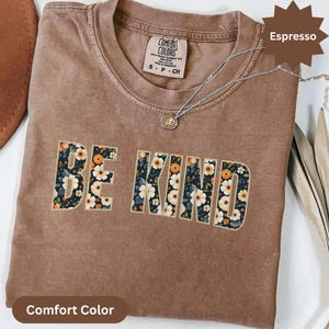 Camisetas florais "Be Kind", camisetas inspiradoras, camisetas com mensagens positivas, camisetas com estampas da moda, presentes para ela, camisetas "Espalhe a gentileza"