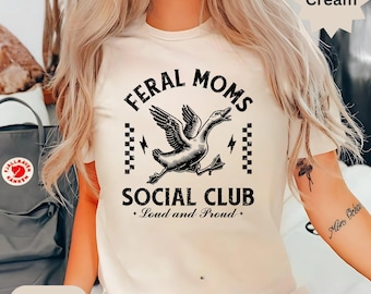 Feral Moms Social Club T-Shirt: Gans Grafik-T-Shirt