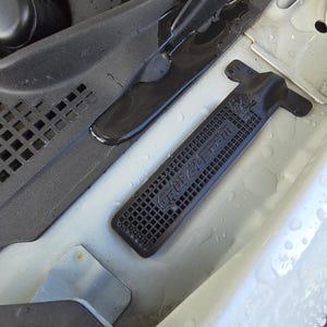 Vuilopvangrooster in de motorruimte voor Abarth /Fiat 124 Spider (16-) en MX5-ND