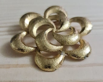 Gold tone flower brooch Textured gold retro brooch Mid-century vintage brooch