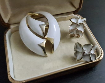 Ensemble broche et boucles d'oreilles plaqué or en émail blanc, bijoux rétro