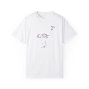 Puede incluir: Camiseta blanca con un gráfico de la palabra "CUNT" escrita en letras de globos arcoíris.