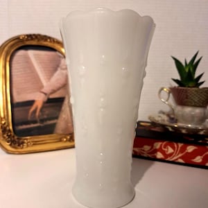 Anchor Hocking milk glass Vase