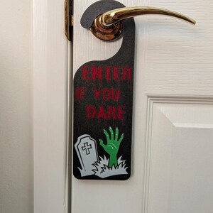 Accroche-porte Halloween imprimé en 3D : texte rouge dégoulinant, main de zombie