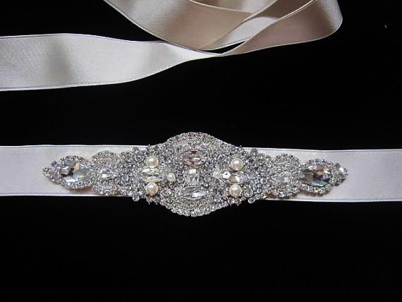 Phenovo Crystal Pearl Flower Brooch Sparkly Rhinestone Party Gown Broach  Pin Jewelry : Amazon.in: Fashion