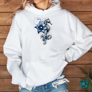 Midnight Bloom Hoodie | Seahorse Tattoo Sweatshirt | Alternativt Streetwear Mode | Unisex Födelsedagspresenttröja | Gotisk Hoodie